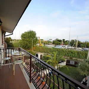 A La Vue Bagno Condiviso Shared Both2piano No Lift No Navetta A Pagamento Aria Condizionata Ed Extra Bed 3 Minuti A Piedi Da Bus Per Fiera Di Roma , Fiumicino Italia